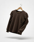 Sudadera marrón con tachuelas
